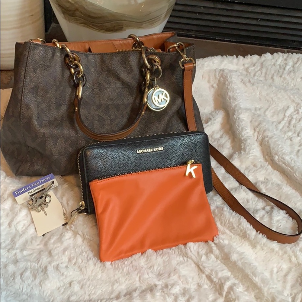 SOLD SOLD 🍀Michael Kors Cynthia satchel - Picture 6 of 6